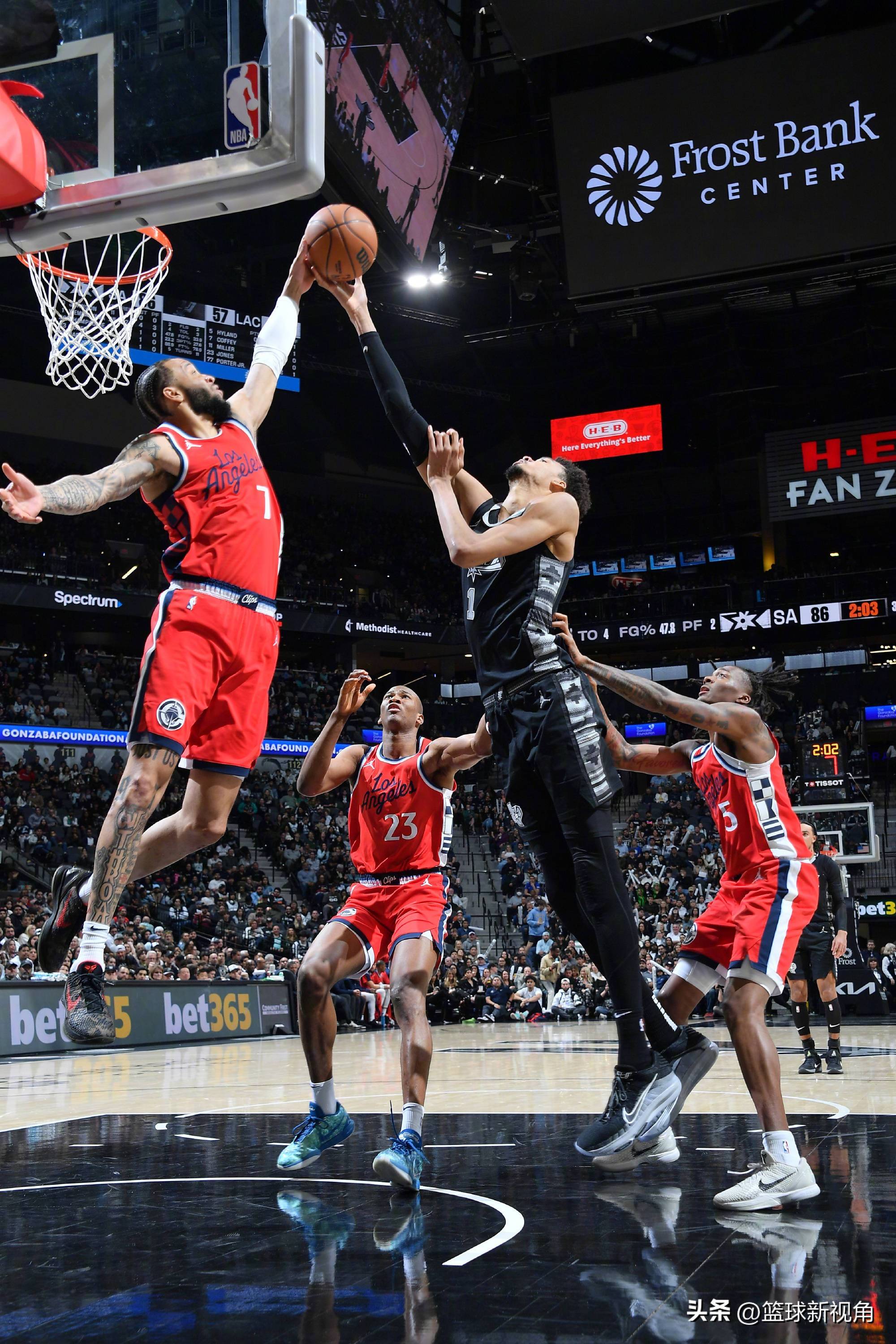 关于快船后卫遭遇伤病困扰，球队士气受挫的信息