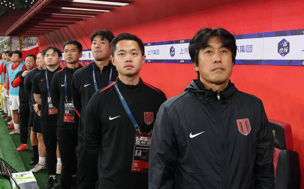 中超赛事此刻分出胜负，球员尽情挥汗拼争的简单介绍