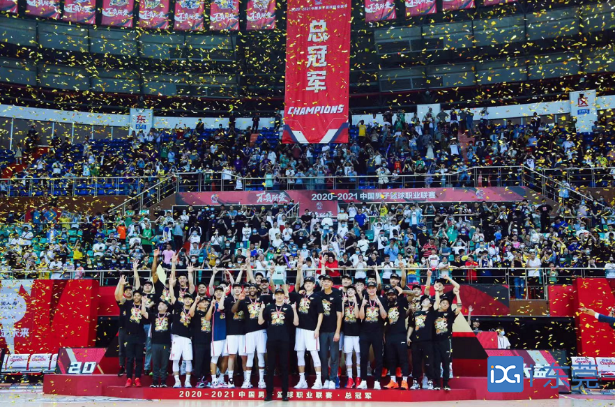 队员们团结一心，打败强大对手取得胜利