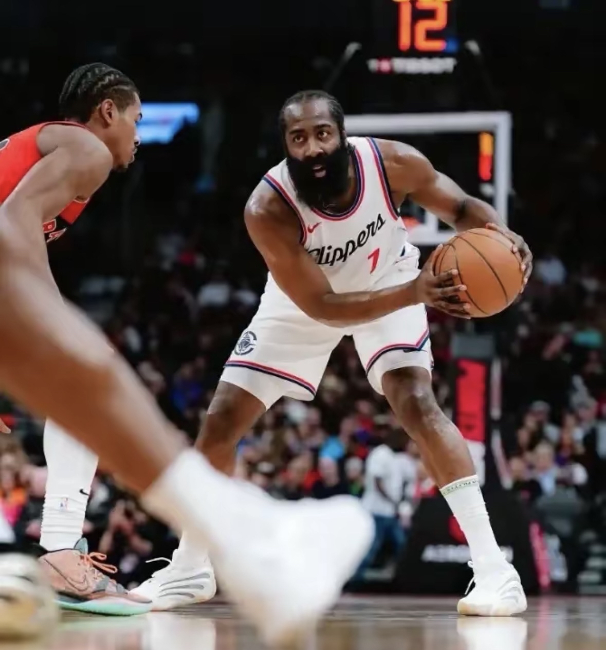 快船险胜深圳队，杜兰特点燃赛场的简单介绍